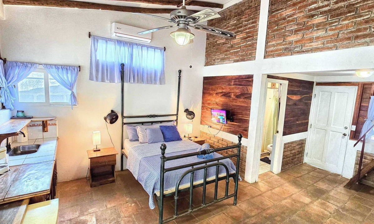 Pochomil Cabin | 2 Casitas for 8 guests on Beach Front w Pool & AC