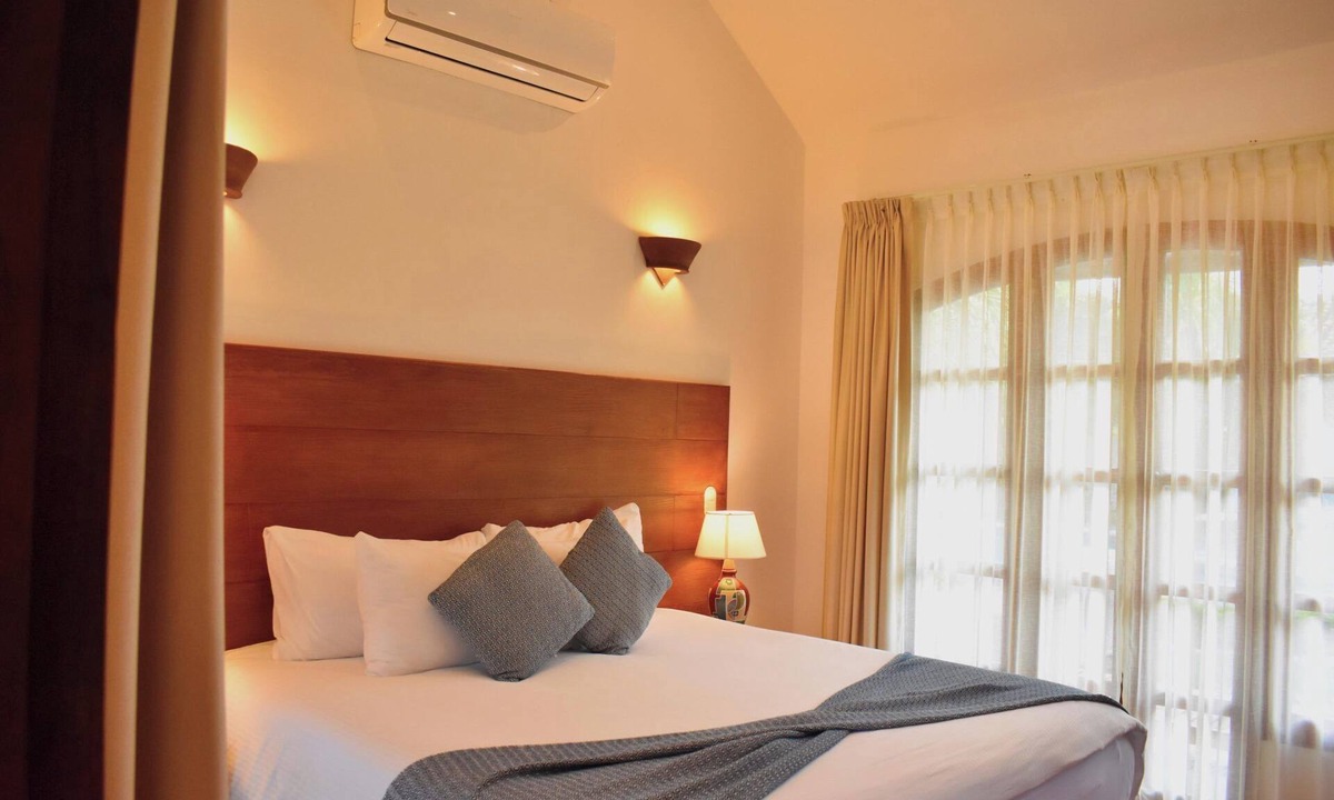 Granada House | Classic King size bed Bedroom