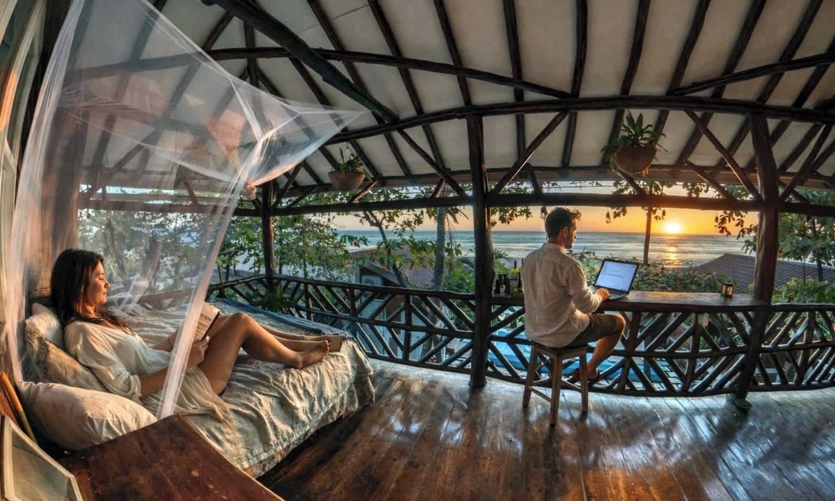 Pochomil House | Oceanfront King Room with Private Balcony, Pool & A/C
