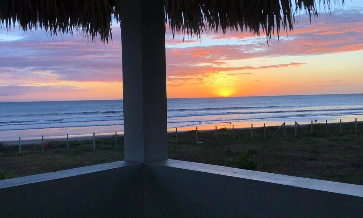 Leon Cabin | Quaint and cozy, studio beachfront cabana