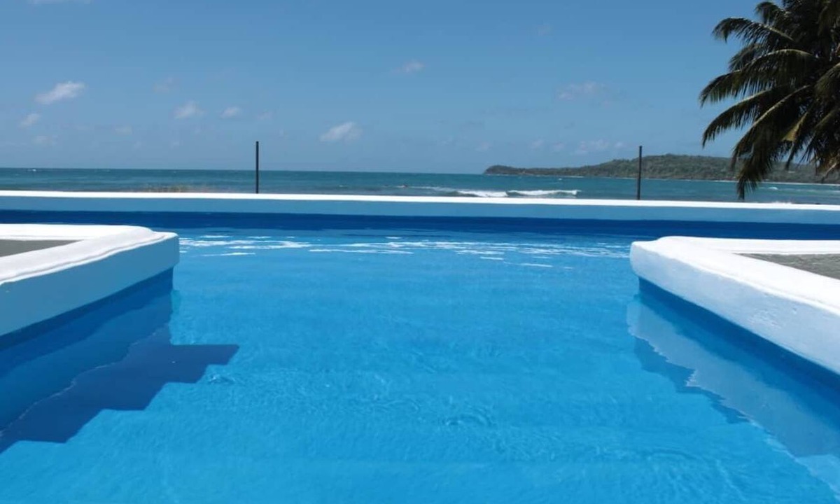 Corn Island Hotel | Simple Garden Room with Access to Oceanfront Pool