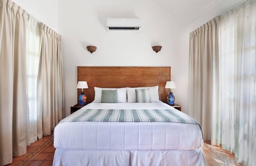 Granada House | Classic King size bed Bedroom