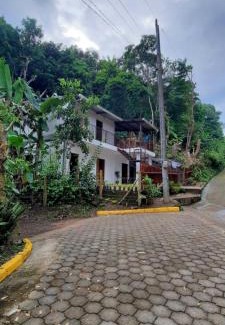San Juan de Oriente Hostel | La Casa de Leo - Hostal, Restaurante y Artesania local