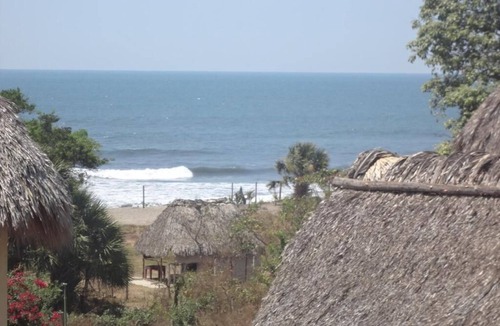 Aserradores House | 3-bedroom house in Cool El Manzano Número 1 with WiFi 100 steps to the Pacific.