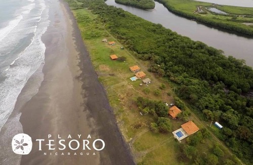 Leon Cottage | Beachfront Cozy Cabana for two