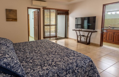 Managua House | Cheerful family friendly home in gated community.