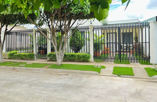 Managua House | Cozy apartment in phenomenal Managua with WiFi, AC, garache and kitchen.