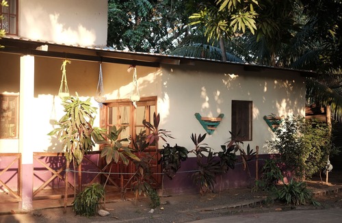 Chinandega House | Gorgeous Lofted 1 Bedroom Home-Hot Water/Parking