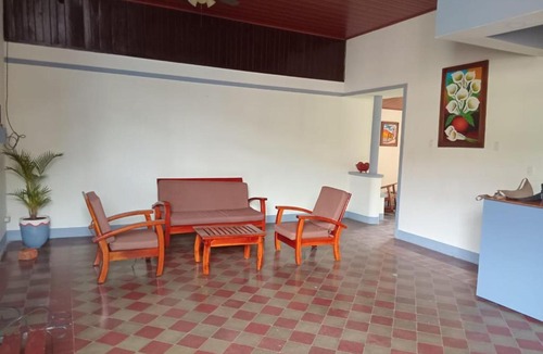 Leon House | Hostal Calle Real