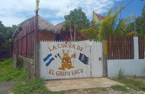 Puerto Sandino Hostel | Hostal La Cueva del Grifo Loco surf&Bikers