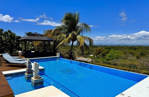 Granada House | Luxury Lakeview Home with Pool Nature Retreat for Groups in charming Granada