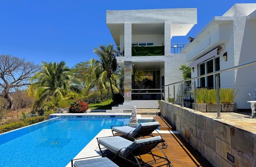 Granada House | Luxury Lakeview Home with Pool Nature Retreat for Groups in charming Granada