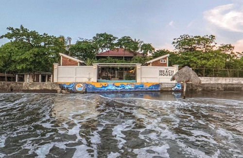 Pochomil House | Oceanfront King Room with Private Balcony, Pool & A/C