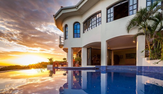 Cliffside Villa Overlooking Overlooking Ocean with Private Infinity Pool