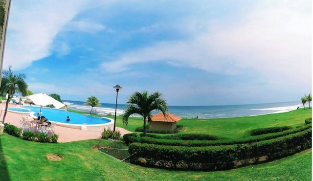 Condominio 2BR con Vista al mar y al Lado de la Piscina