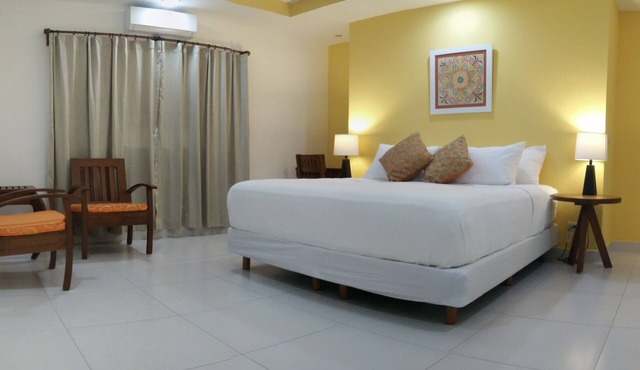 El Mirador Suites and Lounge