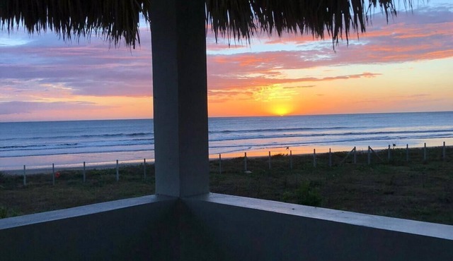 Quaint and cozy, studio beachfront cabana