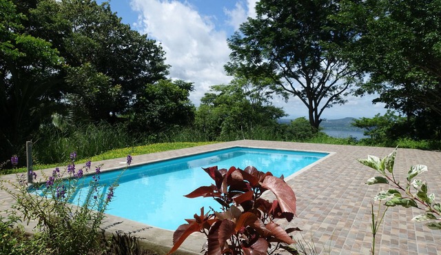 VillasvistaMasaya, semi-detached two-bedroom bungalow with pool access in Masatepe