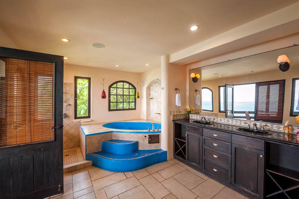 Photo of Bathroom in Pacific Marlin
