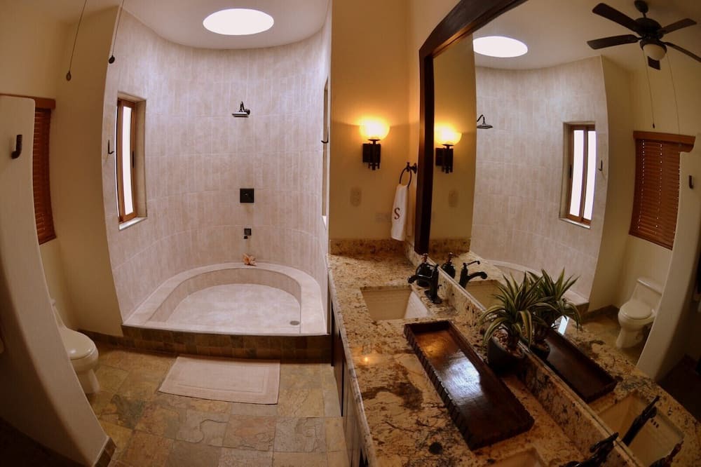 Photo of Bathroom in Guacalito de La Isla