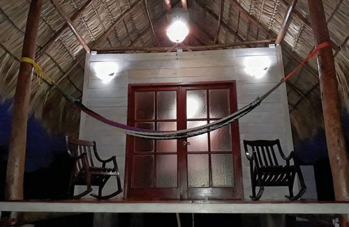 Leon Cabin | Quaint and cozy, studio beachfront cabana