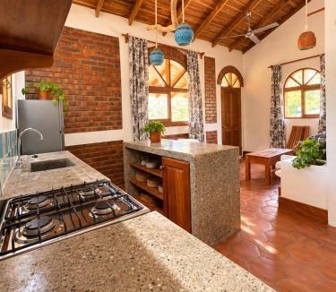 Escamequita Ski Chalet | Casita de Ladrillos - Piscina - BBQ - Fogata - Finca a min de San Juan Del Sur y Playas