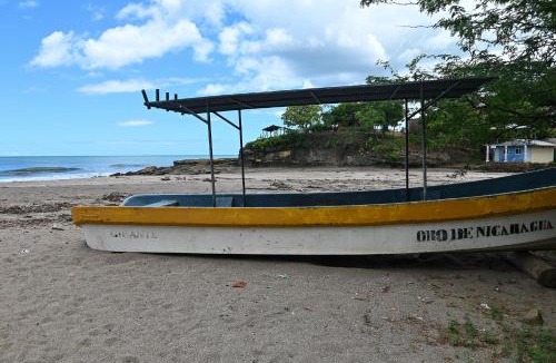 Playa Gigante Apartment | Beach-Front Bungalow