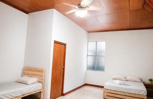Leon House | Casa Mundo Verde - Local Hostel