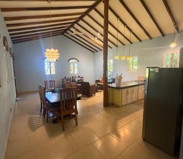 Aserradores House | Casa Amarilla