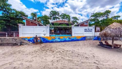 Pochomil House | 2 Casitas for 8 guests on Beach Front w Pool & AC