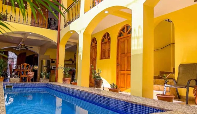 Charming Downtown Colonial-Private Pool & King Beds